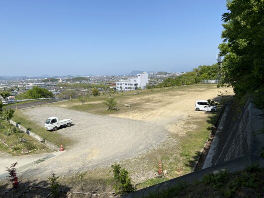 飯野山 弥生の広場